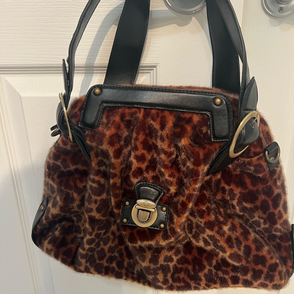 Chic Leopard Print Handbag with Black Trim